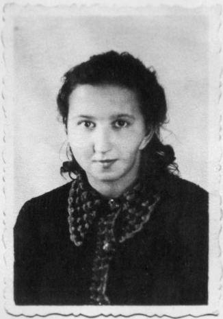 Rankiem 28 VIII 1946 roku z celi w gdańskim więzieniu wyprowadzono 17-letnią dziewczynę. Odczytano wyrok, "śmierć przez rozstrze 9