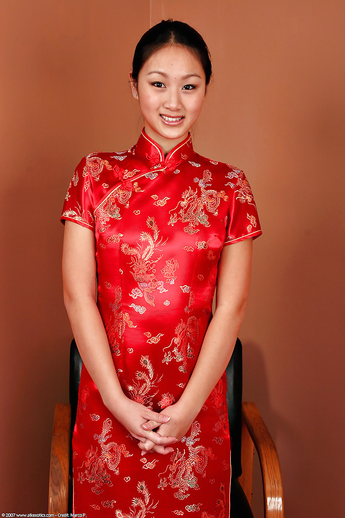 穿旗袍的中国（?）姑娘